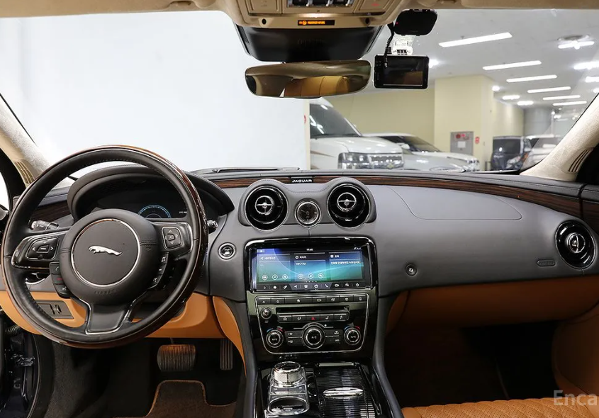 Jaguar XJ