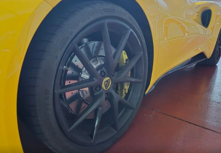 Lotus Emira x2