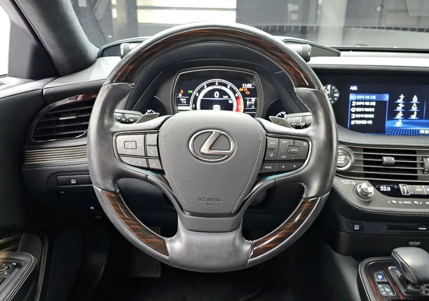 Lexus LS