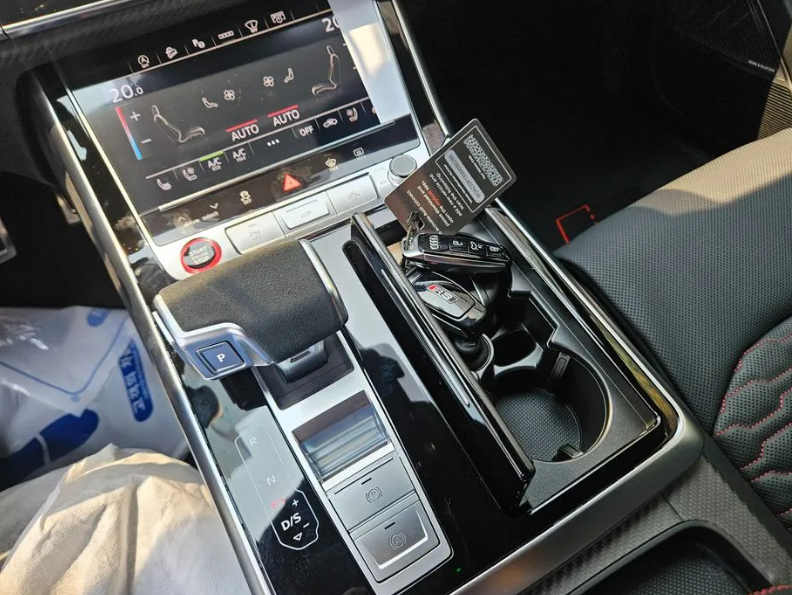 Audi RSQ8