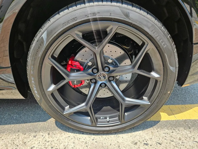 Audi RSQ8