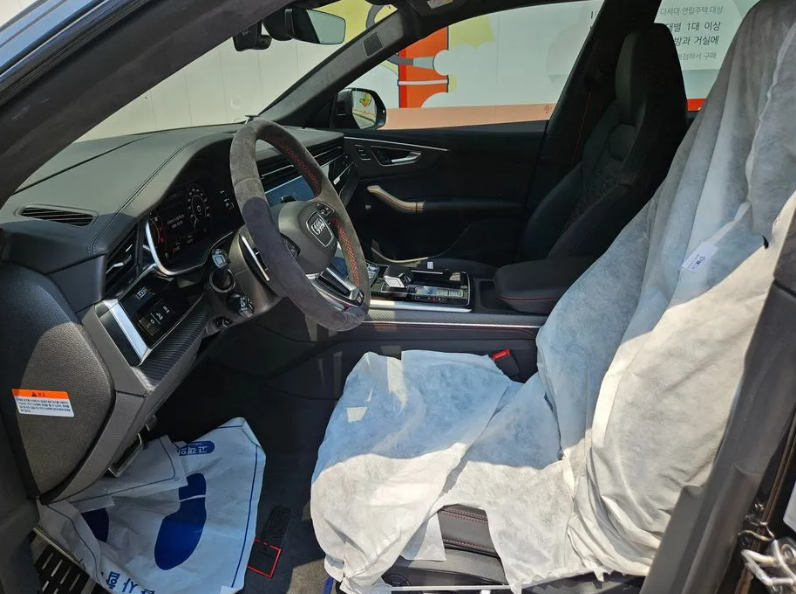Audi RSQ8