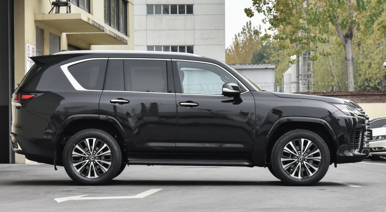 Lexus LX700