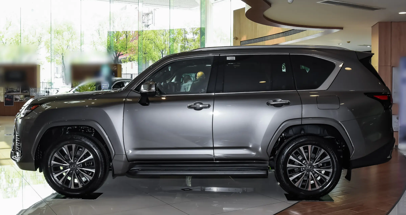 Lexus LX700